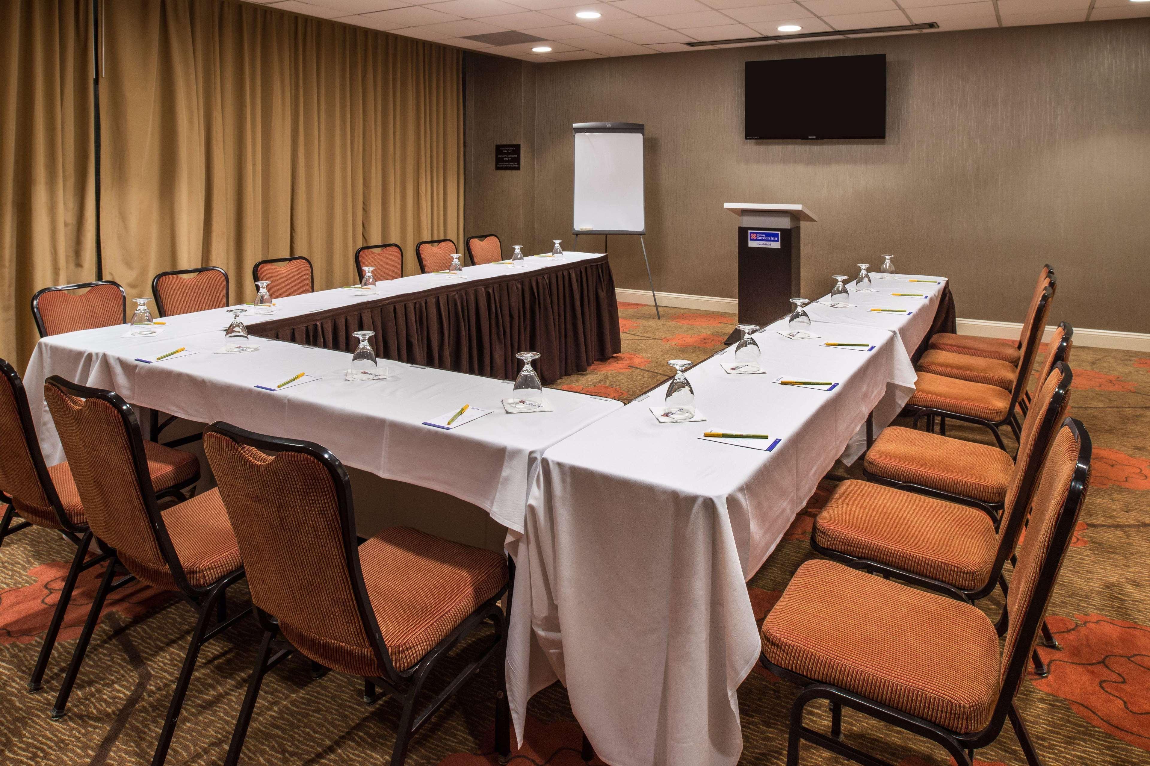 Hilton Garden Inn Detroit Southfield Bagian luar foto